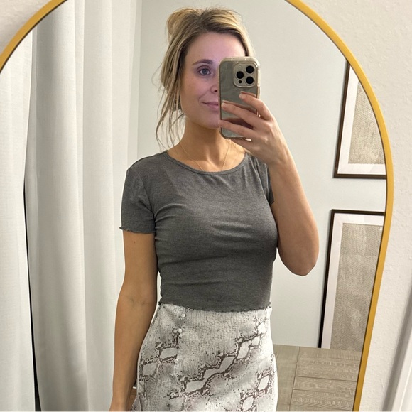 Gray Ribbed Women's Ruffle Hem Top - Picture 2 of 11